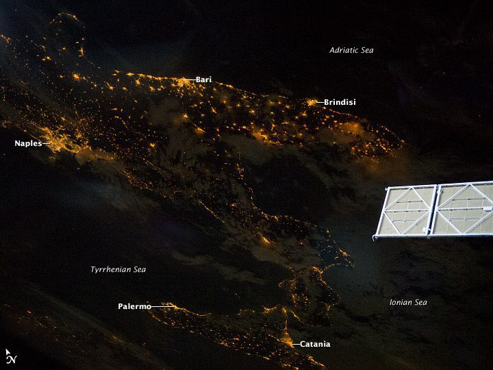 Astronaut Photo Shows Off Italian Peninsula at Night