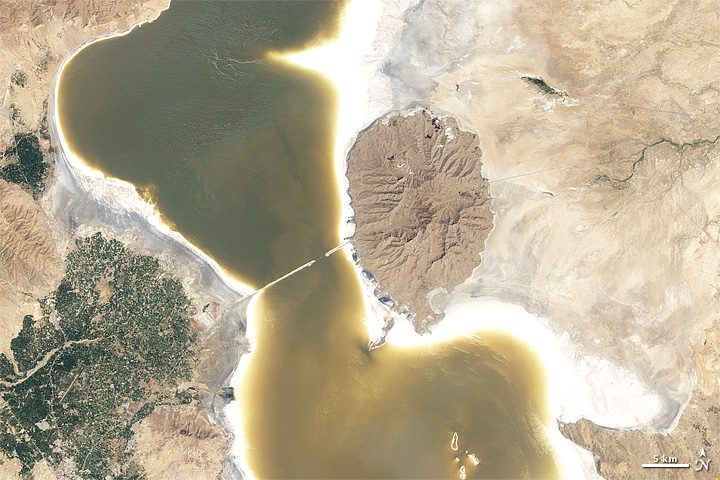 Landsat 5 Images Show Shrinking Salt Lake