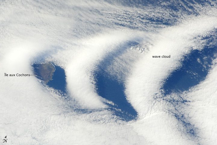 Island Summit Induces Wave Clouds