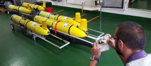 Using hydrophone- and hydrophone-array-equipped gliders, which have no propulsion and operate silently, scientists shall be able to obtain seabed types and layer structures by listening to and then analysing ambient noise in the ocean.