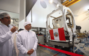 Peruvian officials witness construction of the country’s first EO satellite at the Toulouse facility of Airbus Defence and Space. (Credit: ANDINA/Prensa Preidencia)