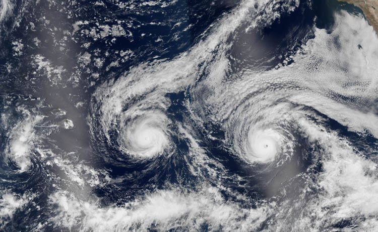 Hurricane Pair Nears Hawaii, Both Miss