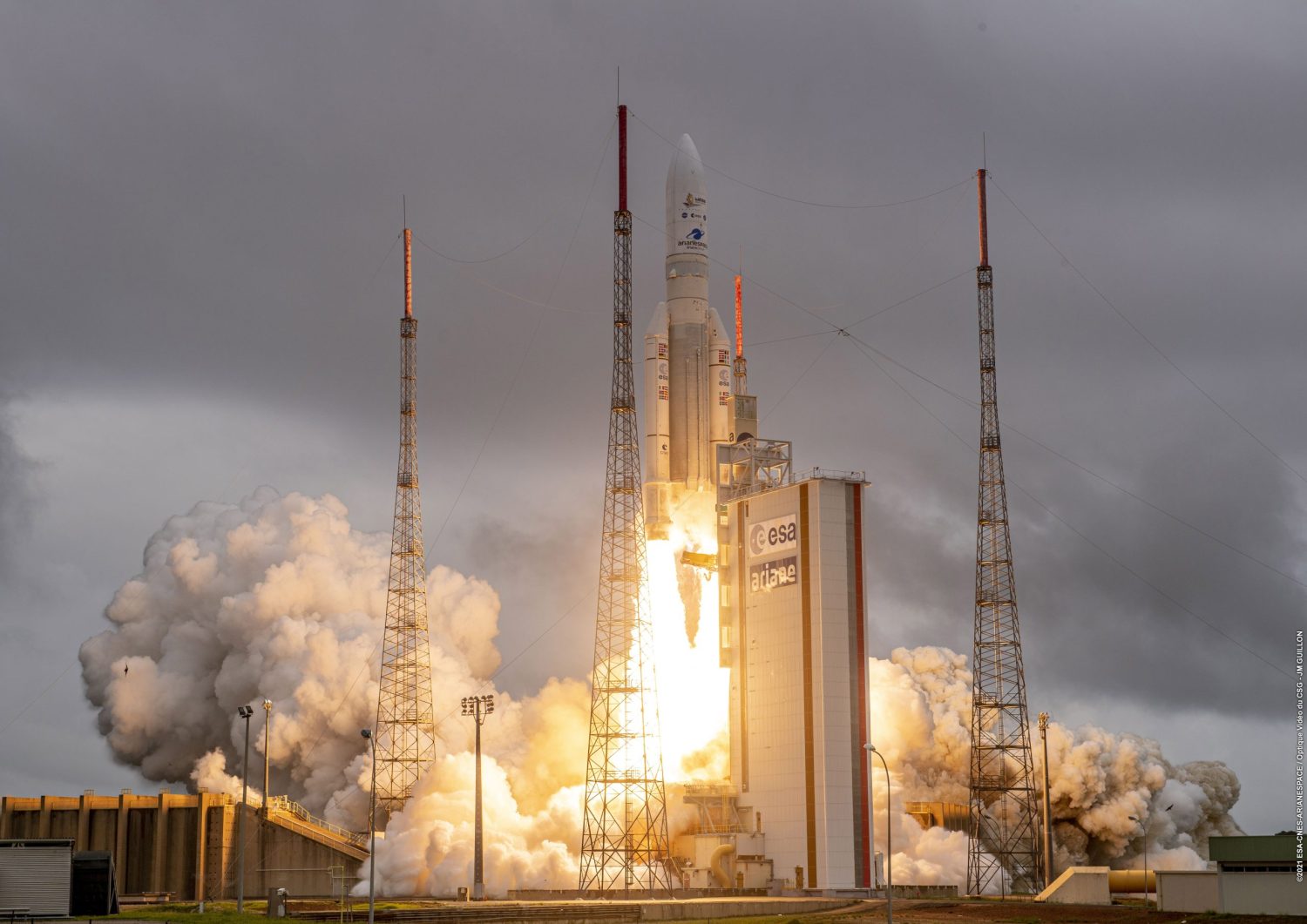 Webb_liftoff_on_Ariane_5-scaled-e1641320334188